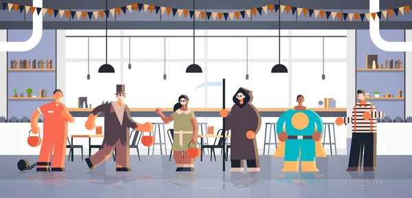 Menschen in verschiedenen Monstern Kostüme Tricks und behandeln fröhliche Halloween-Party-Konzept moderne Café Interieur volle Länge horizontal — Stockvektor