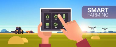 Çiftçi elleri tarlada traktör ve drone spreyi kullanıyor. Uygulama kavramı kavramını hasat eden modern teknoloji kuruluşu. Yatay arka plan fotokopi alanı.