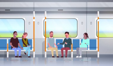 Metro metrosundaki insanlar yolculuk sırasında tartışıyorlar. Yarış yolcuları toplu taşıma yatay düzlükte oturuyorlar.