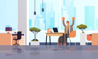 heyecan verici iş adamı iş yerinde dizüstü bilgisayarla oturmuş başarı kavramını kutluyor modern ofis içi düz düz yatay