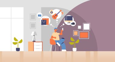 online mobil uygulama online alışveriş dijital teknoloji kavramı modern oturma odası iç düz tam uzunlukta yatay kullanarak akıllı telefon tutan koltuk adam oturan adam