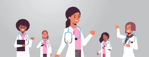 유방암의 날, 분홍 리본이 섞인 코트를 입고 있는 의사들은 인종 병원 동료들 과 함께 질병에 대한 인식 과 예방 개념 이 수평으로 서 있습니다 — 스톡 벡터