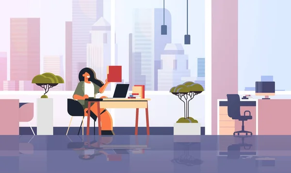 Excité femme d'affaires tenant dossier papier secrétaire femme d'affaires assis sur le lieu de travail avec ordinateur portable bureau moderne intérieur plat pleine longueur horizontale — Image vectorielle