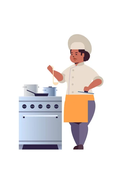 Cocinera cocinera profesional femenina preparando y degustando platos mujer afroamericana trabajadora de restaurante en uniforme cerca de cocina estufa cocina concepto de comida plana de cuerpo entero vertical — Vector de stock