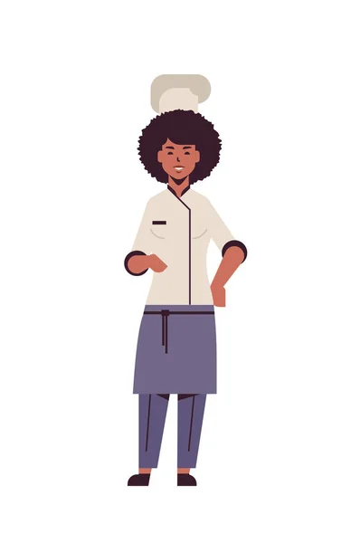Donna cuoco professionista cuoco in piedi posa afro americano donna ristorante cucina lavoratore in uniforme cucina cibo concetto piatto full length verticale — Vettoriale Stock