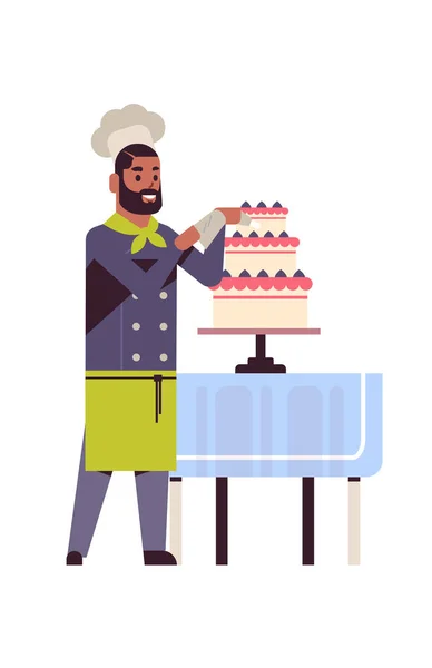 Mâle professionnel chef pâtisserie cuisinier décoration savoureux gâteau à la crème de mariage afro-américain homme restaurant travailleur en uniforme cuisine concept alimentaire plat pleine longueur verticale — Image vectorielle