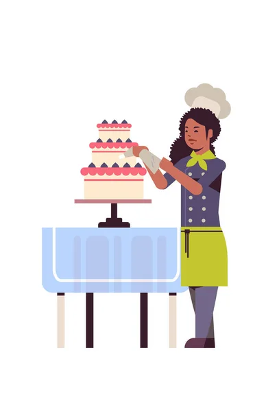 女性专业厨师糕点厨师装饰美味的婚礼奶油蛋糕非洲美国女餐厅工人在统一烹饪食品概念平全长垂直 — 图库矢量图片