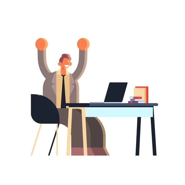 Ενθουσιασμένος επιχειρηματίας κρατώντας ψηλά τα χέρια επιχείρηση άνθρωπος κάθεται στο χώρο εργασίας με φορητό υπολογιστή γιορτάζοντας επιτυχία ιδέα αρσενικό γραφείο εργαζόμενος σε τυπική φθορά επίπεδο πλήρους μήκους — Διανυσματικό Αρχείο
