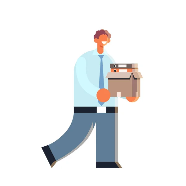 Zakenman holding box met spullen dingen gelukkig zakenman staande pose nieuwe baan concept mannelijk kantoor werknemer in formele dragen platte volledige lengte — Stockvector