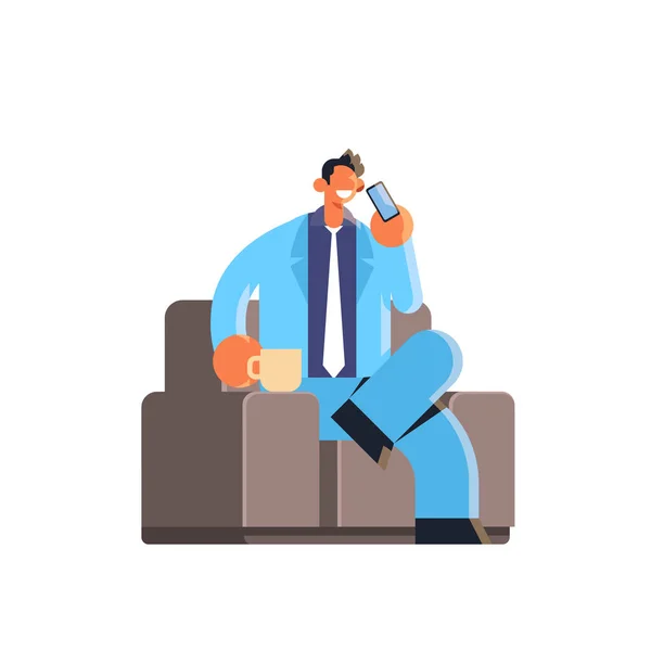 Homme d'affaires parlant sur téléphone mobile homme d'affaires heureux assis sur le fauteuil boire du café relaxation concept de communication homme de bureau dans l'usure formelle plat pleine longueur — Image vectorielle