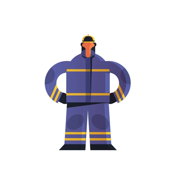 Pompier courageux pose debout pompier portant uniforme et casque service d'urgence de lutte contre l'incendie extinction concept d'incendie fond blanc plat pleine longueur — Image vectorielle