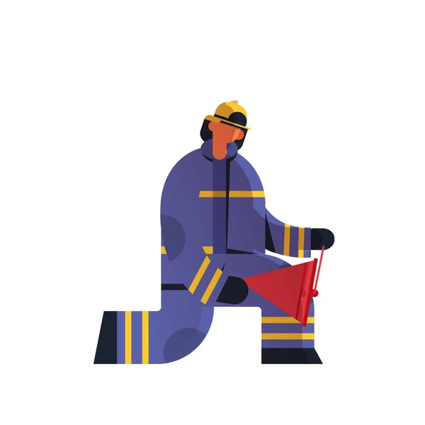 Coraggioso pompiere utilizzando secchi rossi spegnere vigile del fuoco indossando uniforme e casco antincendio concetto di servizio di emergenza piatto sfondo bianco full length — Vettoriale Stock