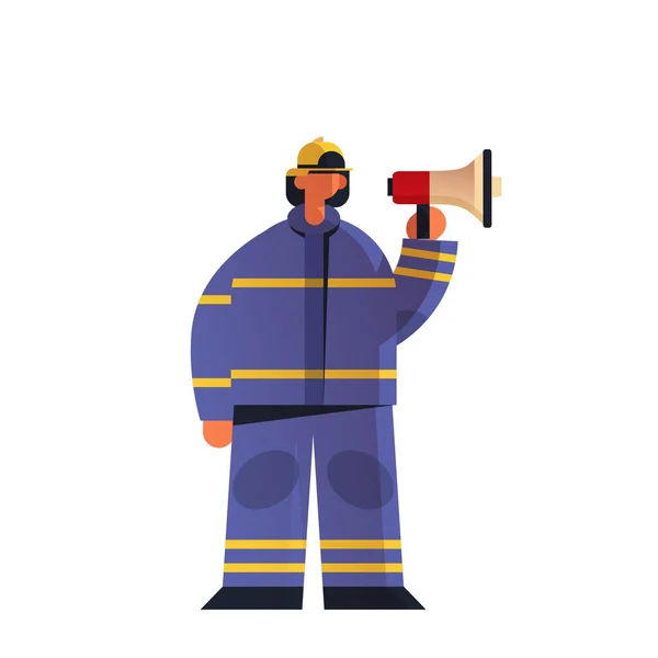 Corajoso bombeiro segurando megafone alto-falante bombeiro vestindo uniforme e capacete de combate a incêndios serviço de emergência extinguindo conceito de fogo plano fundo branco ilustração vetorial de comprimento total —  Vetores de Stock