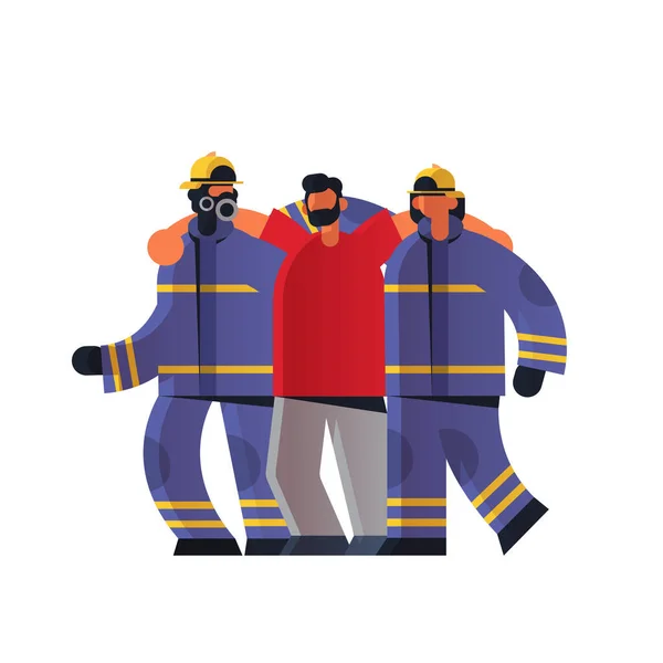 Bravos bombeiros casal resgatar ferido homem bombeiros equipe em uniforme e capacete de combate a incêndios serviço de emergência extinguindo fogo conceito plano fundo branco comprimento total —  Vetores de Stock