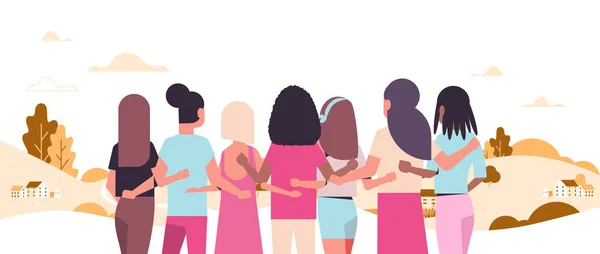 Ženy stojící a objímající spolu mix závod dívky bojující proti rakovině prsu povědomí o nemoci a prevence koncepce krajiny pozadí plochý portrét zadní pohled horizontální — Stockový vektor