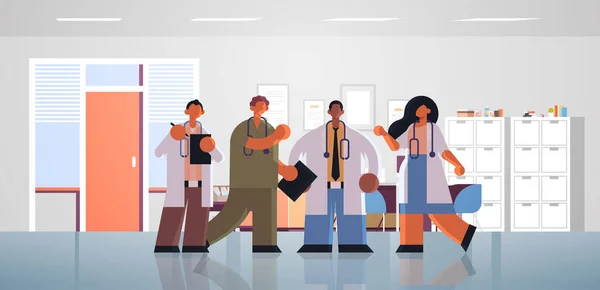 Команда лікарів мікстейпу обговорює під час зустрічі з медициною концепцію охорони здоров'я сучасний інтер'єр лікарні повної довжини плоскої горизонтальної — стоковий вектор