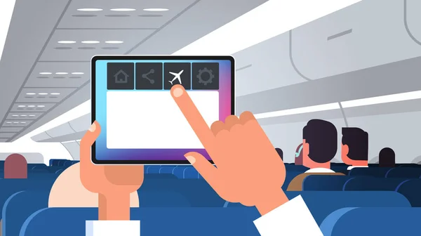 Mão humana segurando tablet pc com regras de modo de voo do conceito de segurança do avião placa plana moderna com passageiros horizontal plana — Vetor de Stock