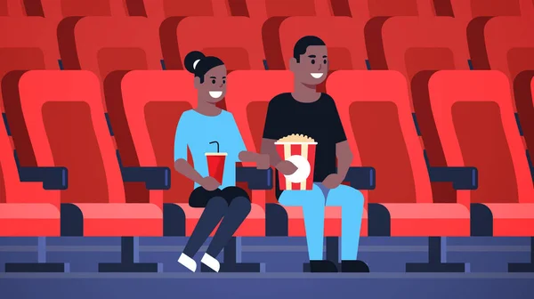 Pareja viendo la película sentado en el cine con palomitas de maíz y cola afroamericana hombre mujer teniendo fecha y riéndose de la nueva comedia plana de longitud completa horizontal — Vector de stock