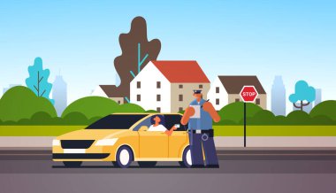 sürücü belgesi trafik güvenliği yönetmeliği kavramı cityscape arka plan tam uzunlukta yatay gösteren arabada oturan kadın için rapor park cezası veya hız cezası yazma polis memuru