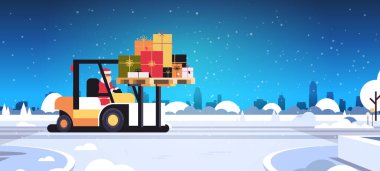 Noel Baba forklift kullanıyor. Renkli hediye kutuları yüklüyor. Hediyeler ve nakliye konsepti.