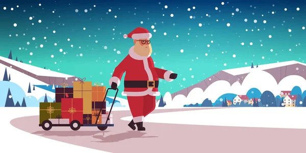 Санта-Клаус тягне візок з подарунковими коробками веселих різдвяних щасливих новорічних зимових свят концепція святкування сільської місцевості пейзажний фон горизонтальна квартира — стоковий вектор