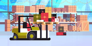 Forklift kamyonundaki Noel Baba renkli hediye kutuları getiriyor hediye kutuları ve nakliye konsepti mutlu yıllar yeni yıl tatilleri yatay depo kutlaması