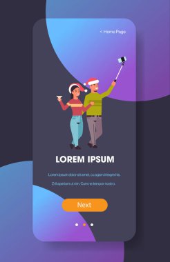Noel Baba şapkalı çift akıllı telefonlu kameraman kadına selfie çekiyorlar. Mutlu noeller, mutlu noeller, akıllı telefon ekranı, internetteki mobil uygulama dikey.