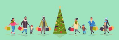 İnsanlar alışverişlerle yürüyor mutlu yeni yıl kış alışverişi konsepti yarış ebeveynleriyle çocukları kağıt torbalarla karıştırıyor köknar ağacının yanında yatay uzunlukta duruyorlar