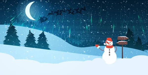 Şapkalı ve eşarplı bir kardan adam gece çam ormanlarında el sallıyor Noel baba parlak yıldızlı gökyüzünde ren geyikleriyle kızakla uçuyor mutlu yıllar yeni yıl tebrik kartı yatay — Stok Vektör