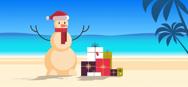 ギフトボックス付きの砂のクリスマスの雪だるま幸せな新年の休暇のお祝いのコンセプト熱帯のビーチの海の風景の背景フル長さフラット水平 — ストックベクタ