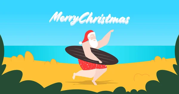 Babbo Natale sulla spiaggia tenendo tavola da surf Natale nuovo anno concetto vacanza paesaggio marino sfondo orizzontale piena lunghezza — Vettoriale Stock