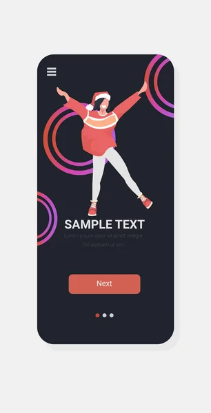 Frau in Weihnachtsmann Hut hebt die Hände Mädchen Spaß haben frohe Weihnachten glückliches neues Jahr Winterurlaub Feier Konzept Smartphone-Bildschirm online mobile App volle Länge Skizze vertikal — Stockvektor