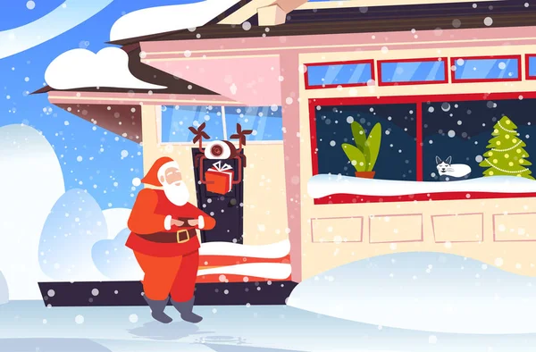Santa claus usando controle remoto operando drone com caixa de presente perto de casa nevada feliz natal feliz ano novo férias de inverno celebração conceito horizontal — Vetor de Stock