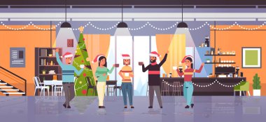 İnsanlar el kaldırıyor kahve içiyorlar Noel Baba şapkalı kadınlar eğleniyorlar mutlu yeni yıl tatilleri kutluyorlar modern kafe iç mekan düz yatay konsept