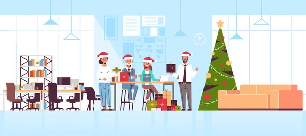 Επιχειρηματίες γιορτάζει εταιρικούς συναδέλφους κόμμα κρατώντας δώρο κουτιά Καλά Χριστούγεννα ευτυχισμένο το νέο έτος χειμερινές διακοπές έννοια σύγχρονο εσωτερικό γραφείο επίπεδη πλήρους μήκους οριζόντια — Διανυσματικό Αρχείο