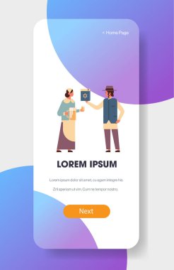 Yahudi çiftler ellerinde İncil ve geleneksel kıyafetlerle Yahudi kadın sürahiler mutlu bayramlar dini bayramlar tatili kavramları tam boy dikey.