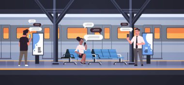 İnsanlar akıllı telefon sosyal ağ sohbet baloncuk iletişim konsepti metro ya da demiryolu istasyonu tam uzunlukta yatay uygulaması kullanarak sohbet platformu kullanıyorlar