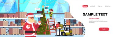 Noel Baba erkek elf yardımcısıyla sohbet ederken akıllı telefon sosyal ağ sohbet balonu iletişim konsepti modern depo iç tasarım portresi yatay kopya alanı