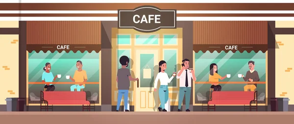 Personas sentadas en las mesas hombres mujeres beber té mezcla raza visitantes tener café romper moderna calle café exterior longitud completa horizontal — Vector de stock