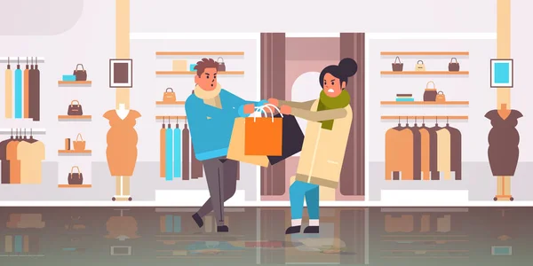 Compradores casal lutando para última caixa de presente homem mulher clientes puxando compras em diferentes direções venda luta sazonal conceito de compras roupa moderna boutique interior horizontal — Vetor de Stock