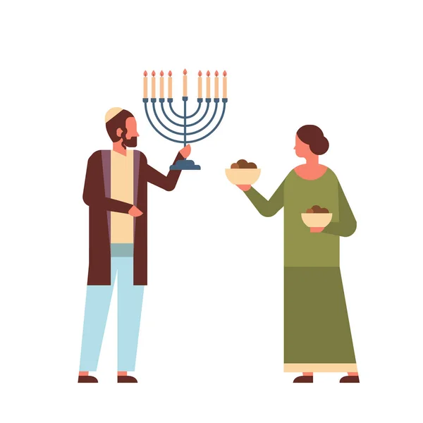 ユダヤ人カップルを保持menorahユダヤ人男性女性伝統的な服に立って一緒に幸せなハヌカユダヤ教の宗教的な休日の概念フル長さ — ストックベクタ
