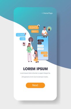 Yarış insanlarını dijital aygıtlar üzerinde sohbet uygulaması kullanarak karıştır sosyal ağ sohbet balonu iletişim konsepti akıllı telefon ekranı çevrimiçi mobil uygulama tam boy dikey