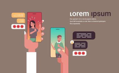 Sohbet eden uygulamaları kullanan insan elleri sosyal ağ sohbet balonu iletişim konsepti tartışan akıllı telefon ekranlı erkek kadın çevrimiçi mobil uygulama portresi