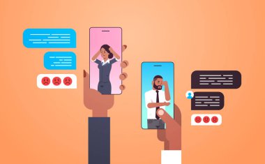 Sohbet eden uygulamaları kullanan insan elleri sosyal ağ sohbet balonu iletişim konsepti tartışan akıllı telefon ekranlı erkek kadın çevrimiçi mobil uygulama portresi