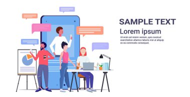 Dijital aygıtlar üzerinde sohbet uygulamaları kullanan iş adamları sosyal ağ sohbet balonu iletişim kavramı akıllı telefon ekranı çevrimiçi mobil uygulama tam boy yatay kopyalama alanı