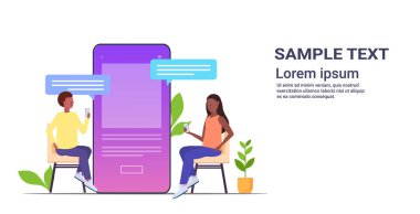 Sohbet eden çift sosyal ağ sohbet balonu iletişim konseptini kullanıyor. Afrikalı Amerikalı erkek kadın akıllı telefon ekranının yanında. Tam boy yatay mobil uygulama.