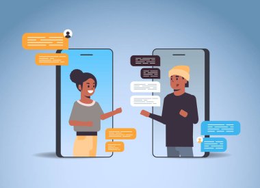 Sohbet eden çift sosyal ağ sohbet balonu iletişim konseptini kullanıyor. Akıllı telefon ekranlı Afro-Amerikan erkek kadın çevrimiçi mobil uygulama portresi