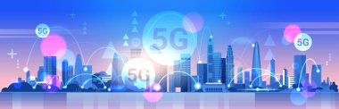 Smart City 5g çevrimiçi iletişim ağı kablosuz sistem bağlantı konsepti. Küresel yüksek hızlı internet, modern şehir manzarası düz yatay afiş.