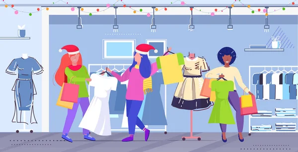 Kvinnor shoppare i Santa hattar slåss för sista klänning kunder par på säsongsbetonad shopping försäljning kamp koncept modern mode butik interiör full längd horisontellt — Stock vektor