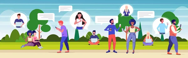 Люди, що використовують додатки балачки на цифрових пристроях соціальна мережа розмовний чат концепція мікс гонки чоловіків жінки розслабляються в парку горизонтальна повна довжина — стоковий вектор